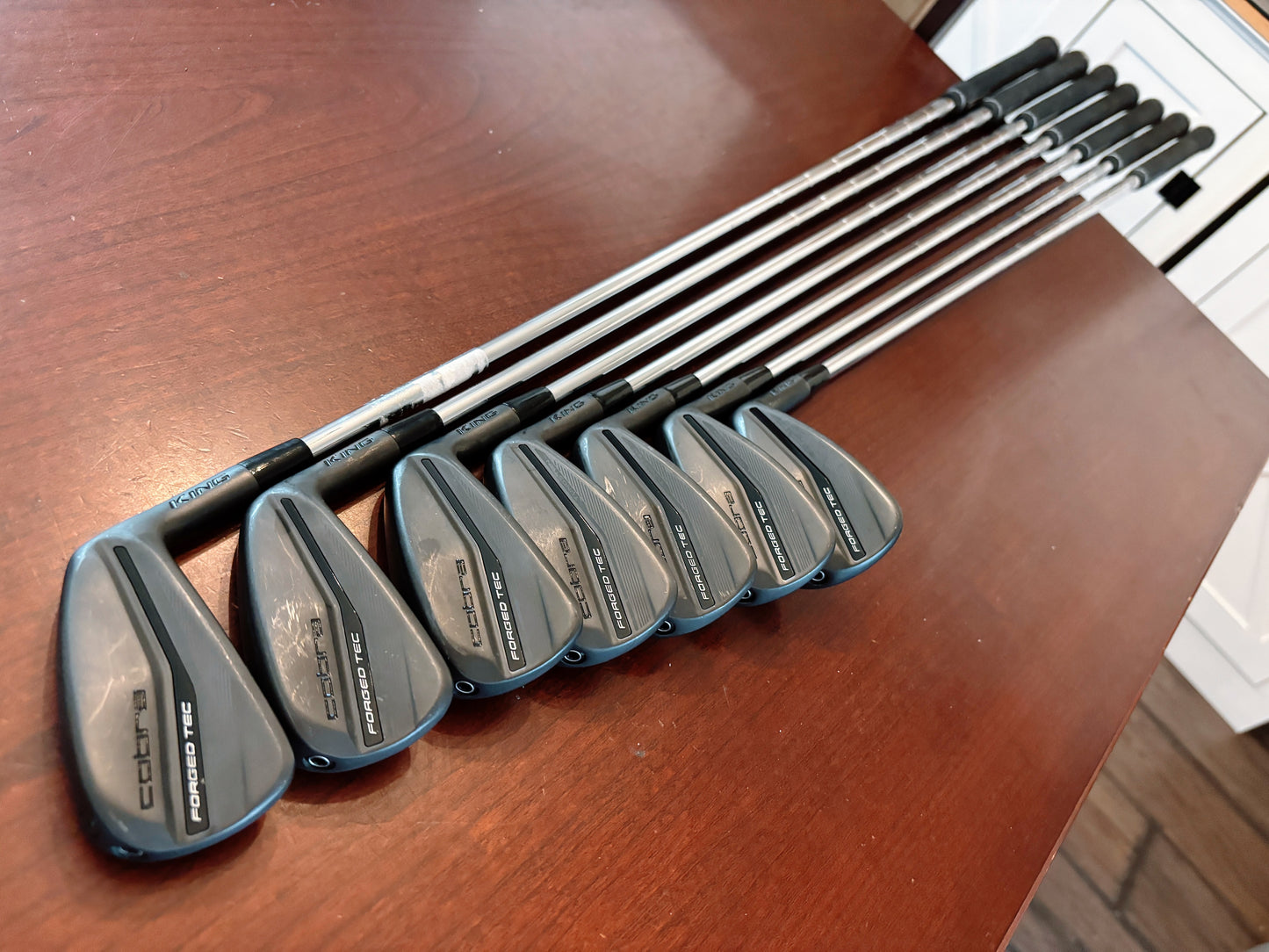 Cobra King Forged TEC Black ‘23 Iron Set 5-GW / True Temper Elevate Regular Flex