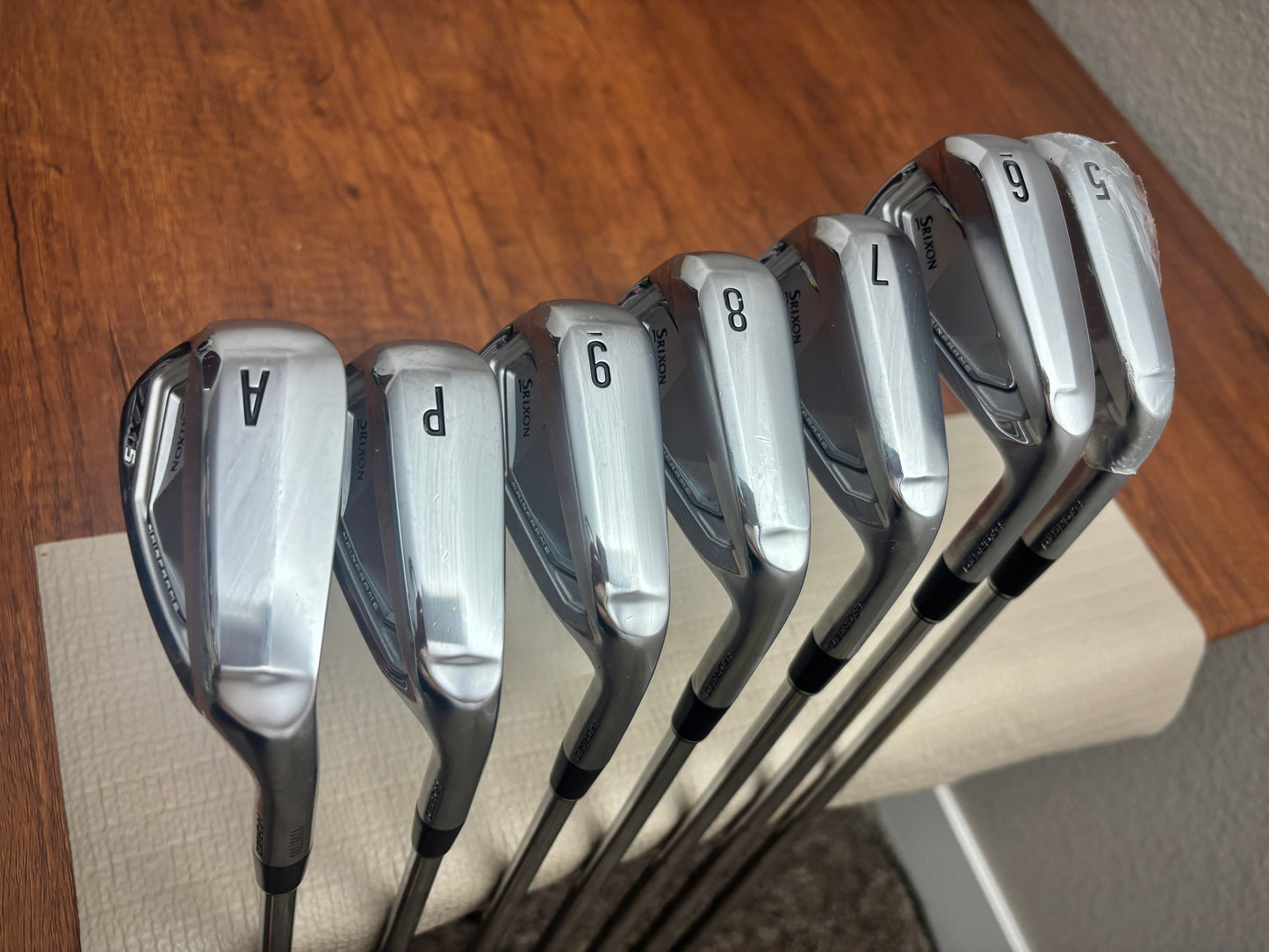 *MINT* Srixon ZXi5 Iron Set 5-AW / Dynamic Gold S300 Stiff