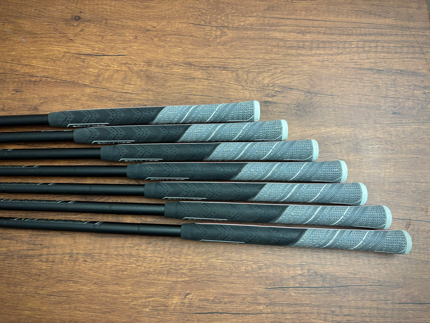 Mizuno JPX 925 Forged Black Iron Set 4-PW / Dynamic Gold S400 Stiff